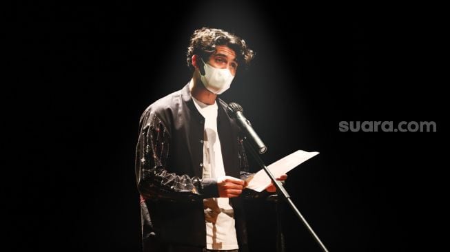 Aktor Reza Rahadian membacakan puisi karya Sastrawan Remy Sylado saat acara Doa Untuk Remy Sylado di Taman Ismail Marzuki, Jakarta Pusat, Jumat (4/2/2022). [Suara.com/Alfian Winanto]