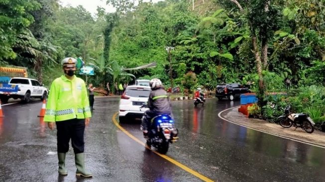 Sempat Tersendat karena Banjir, Arus Lalu Lintas Jalinbar Batu Kramat Tanggamus Kembali Normal