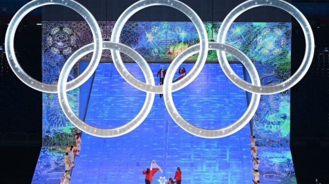 Pembawa bendera Malta memimpin kontingen Malta dalam upacara pembukaan Olimpiade Musim Dingin 2022 di Stadion Nasional, Beijing, 4 Februari 2022. (AFP/JEWEL SAMAD)