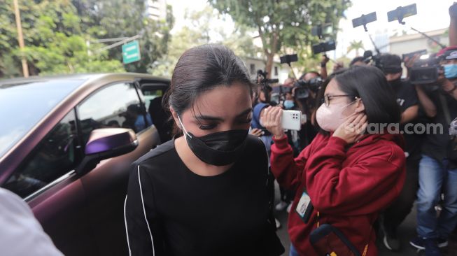 Penyanyi Ashanty setibanya di Dirkrimum Polda Metro Jaya, Jakarta, Jumat (4/2/2022). [Suara.com/Angga Budhiyanto]