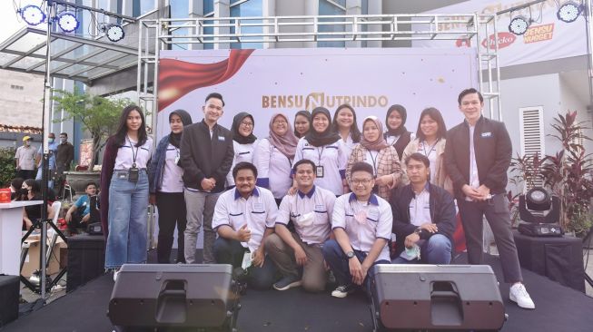 Ruben Onsu dan Jordi Onsu bersama para pegawainya di acara launching Bensu Nutrindo di kawasan Penggilingan, Cakung, Jakarta Timur, Kamis (3/2/2022). [dokumentasi pribadi]