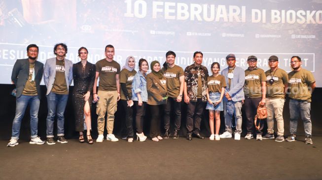 Para pemain dan kru film 'Ashiap Man' saat jumpa pers di Kuningan, Jakarta Selatan, Kamis (3/2/2022). [Suara.com/Alfian Winanto]