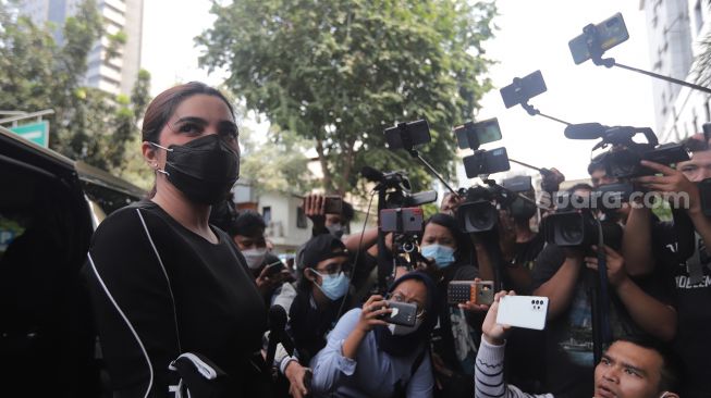 Penyanyi Ashanty menjawab pertanyaan dari awak media setibanya di Ditreskrimum Polda Metro Jaya, Jakarta, Jumat (4/2/2022). [Suara.com/Angga Budhiyanto]