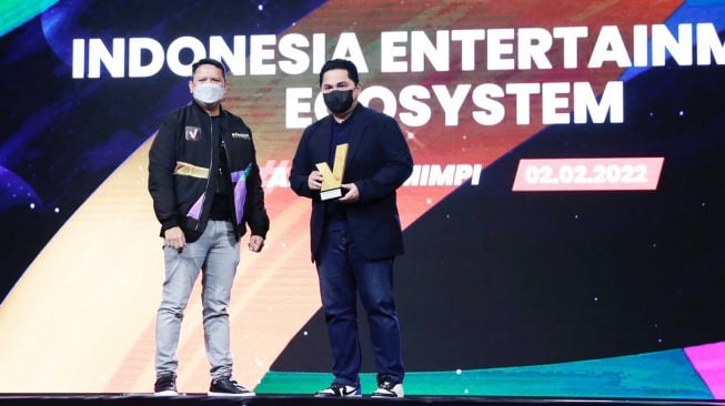 Erick Thohir (kanan) mendapat penghargaan dari Eventori. [istimewa]