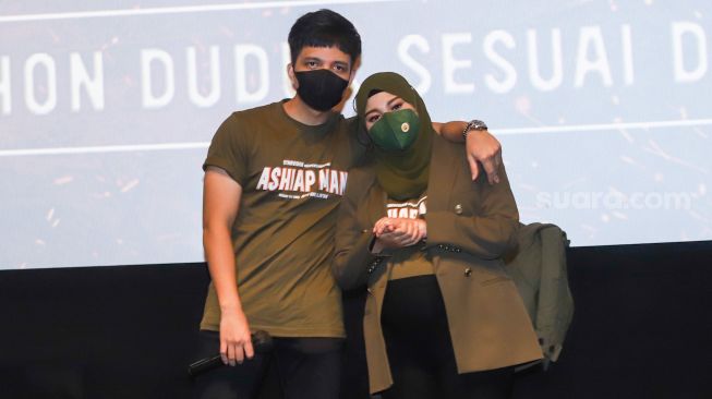 Pasangan Atta Halilintar dan Aurel Hermansyah saat jumpa pers film 'Ashiap Man' di Kuningan, Jakarta Selatan, Kamis (3/2/2022). [Suara.com/Alfian Winanto]
