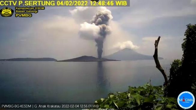 Gunung Anak Krakatau Meletus Usai Salat Jumat, Tinggi Kolam Abu Cabai 1000 Meter