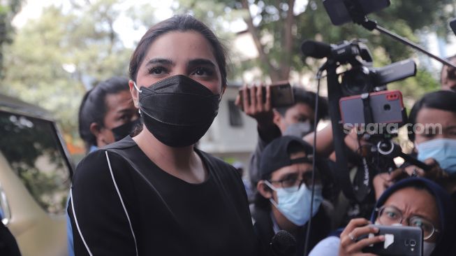 Penyanyi Ashanty menjawab pertanyaan dari awak media setibanya di Ditreskrimum Polda Metro Jaya, Jakarta, Jumat (4/2/2022). [Suara.com/Angga Budhiyanto]