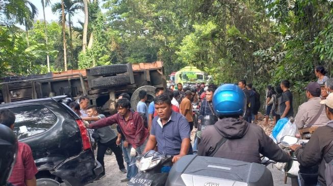 Truk Pengangkut Batu Terbalik di Jalur Medan-Berastagi, Masyarakat Diharapkan Cari Jalur Alternatif