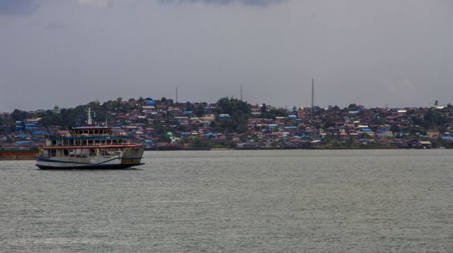 Kapal Motor Penumpang (KMP) Manggani melintas di Teluk Balikpapan, Balikpapan, Kalimantan Timur, Sabtu (5/2/2022). ANTARA FOTO/Bayu Pratama S/rwa.