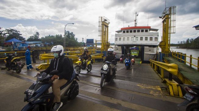 Sejumlah pengendara motor keluar dari Kapal Motor Penumpang (KMP) di Pelabuhan Karingau, Balikpapan, Kalimantan Timur, Sabtu (5/2/2022). ANTARA FOTO/Bayu Pratama S/rwa.