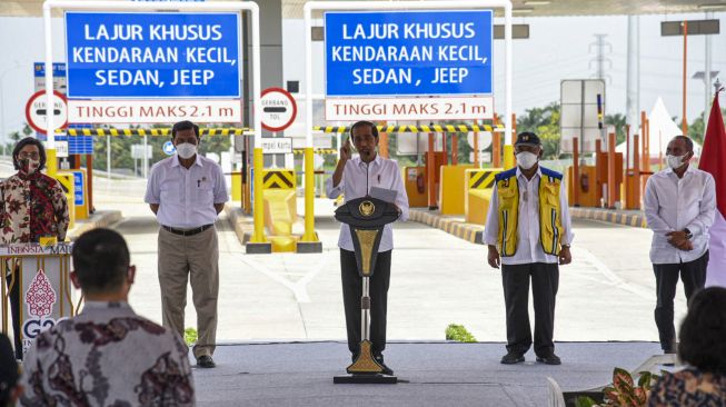 Presiden Joko Widodo (tengah) didampingi Menteri Koordinator Bidang Kemaritiman dan Investasi Luhut Binsar Pandjaitan (kedua kiri), Menteri PUPR Basuki Hadimuljono (kedua kanan), Gubernur Sumatera Utara Edy Rahmayadi (kanan) dan Menteri Keuangan Sri Mulyani Indrawati (kiri) menyampaikan pidato saat peresmian Jalan Tol Trans Sumatera (JTTS)  seksi I Binjai-Pangkalan Brandan ruas Binjai-Stabat di Langkat, Sumatera Utara, Jumat (4/2/2022). ANTARA FOTO/Fransisco Carolio/Lmo