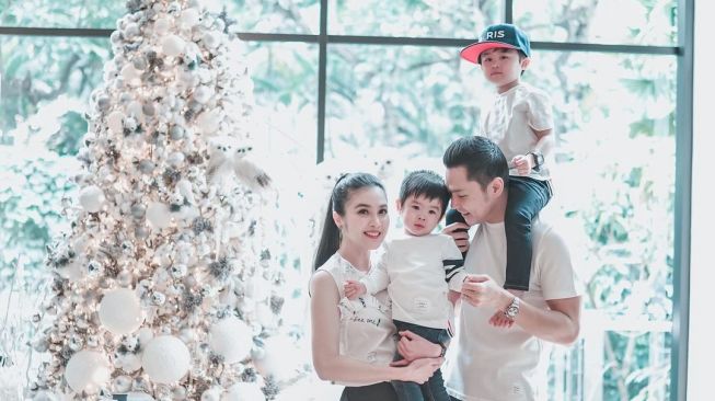 Netizen Pertanyakan Sikap Suami yang Terkesan Cuek, Jawaban Sandra Dewi Malah Bikin Baper
