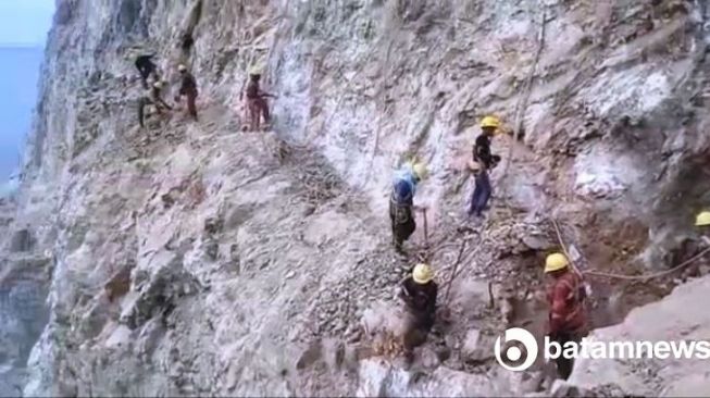 Pekerja Proyek di Natuna Terpeleset  dan Jatuh dari Tebing di Ketinggian 150 Meter