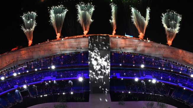 Atraksi kembang api bertuliskan kata 'Spring' saat upacara pembukaan olimpiade musim dingin 2002 di Stadion Bird's Nest, Beijing, China (4/2/2022). [Photo by François-Xavier MARIT / AFP]