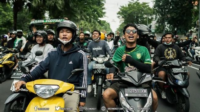 Viral! Ketua Umum PSSI Iwan Bule Dikartu Kuning Bonek Mania, Alasannya Karena Ini