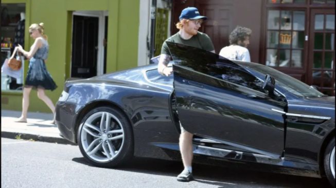 Ed Sheeran mencoba menunggangi sport car (Thesun)