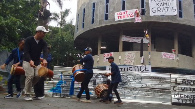 Tagih Kejelasan Pembangunan Gedung Galeri Seni yang Mangkrak, Mahasiswa ISBI Bandung Tanggap Reak hingga Kesurupan