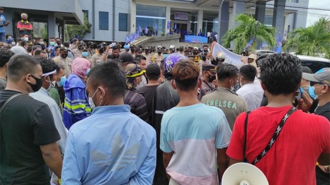 Unjuk Rasa Warnai Rapat Partai Demokrat NTT, Spanduk Bergambar AHY Dibakar