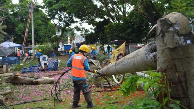 Hujan Deras, Tiang Listrik di Kuripan Telukbetung Barat Roboh