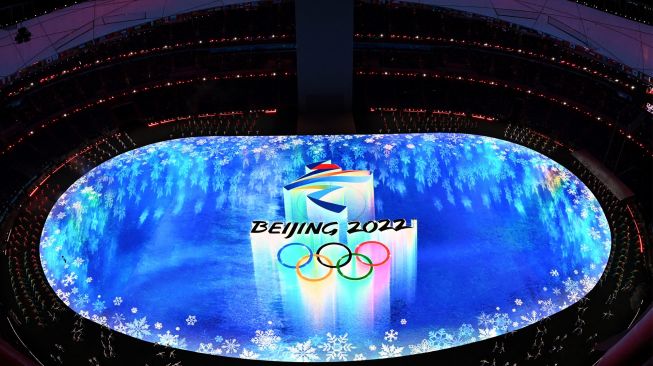 Suasana stadion saat upacara pembukaan olimpiade musim dingin 2002 di Stadion Bird's Nest, Beijing, China (4/2/2022). [Photo by François-Xavier MARIT / AFP]