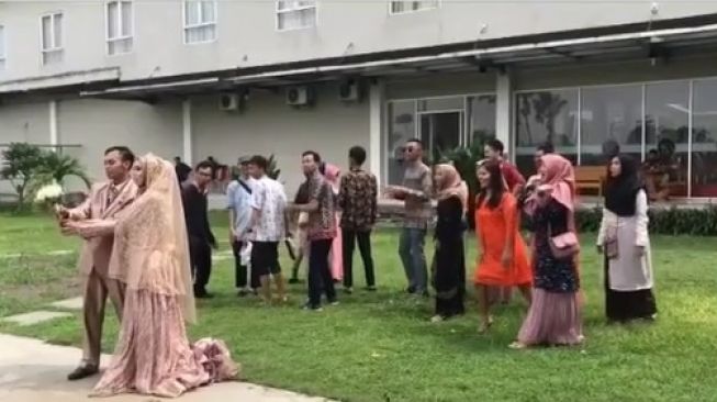 Viral Pengantin Lempar Bunga, Aksi Kocak Para Tamu Malah Bikin Warganet Salfok: Kayak Dilempar Petasan