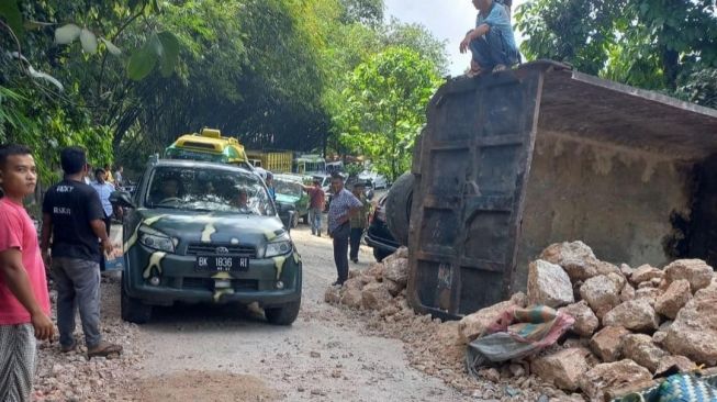 Detik-detik Truk Pengangkut Batu Terbalik, Jalur Medan-Berastagi Macet