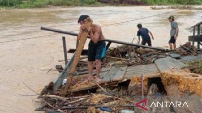 Banjir Bandang dan Tanah Longsor di Sintang, 1 Orang Meninggal dan 1 Jembatan Hanyut