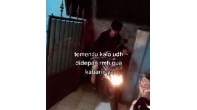 Viral Aksi Pria saat Jemput Temannya Pakai Motor, Langsung Terobos Sampai Ruang Belakang