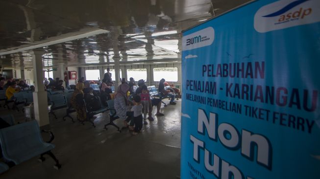 Sejumlah penumpang berada di Kapal Motor Penumpang (KMP) saat melintas di Teluk Balikpapan, Balikpapan, Kalimantan Timur, Sabtu (5/2/2022). ANTARA FOTO/Bayu Pratama S/rwa.