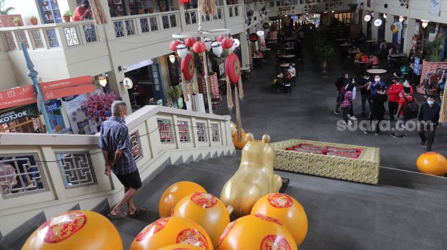 Peserta mengikuti Tur Pecinan Jakarta di Petak Enam, Glodok, Jakarta, Minggu (6/2/2022). [Suara.com/Angga Budhiyanto]