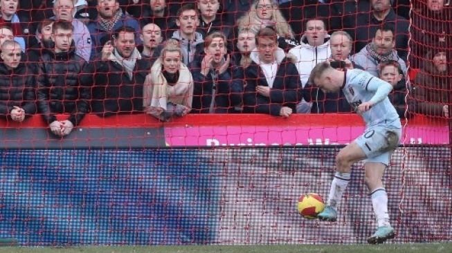 Pemain West Ham United Jarrod Bowen menjebol gawang Kidderminster Harriers di Stadion Aggborough, Kidderminster, Inggris, 5 Februari 2022, dalam pertandingan putaran keempat Piala FA. [AFP]