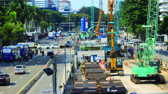 Suasana di Jalan simpang Thamrin - Kebon Sirih, Jakarta, Minggu (6/2). [Suara.com/Septian]