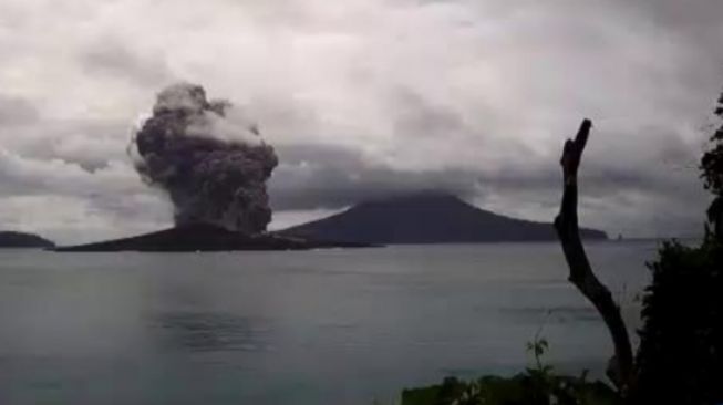 Gunung Anak Krakatau meletus. [Situs resmi PVMBG-BG-KESDM]
