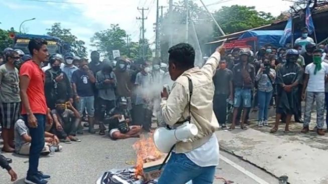 Kantor DPP Demokrat NTT Didemo, Foto AHY Dibakar Pengunjuk Rasa