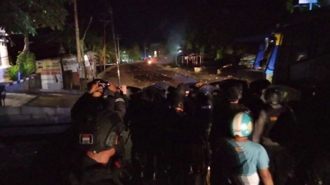 Kota Sorong Rusuh Gegara Warga Tewas Tersengat Listri di Rumah Orang, Teman-temannya Ngamuk Blokade Jalan Bawa Parang