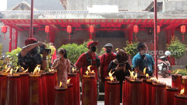 Peserta mengikuti Tur Pecinan Jakarta di Vihara Toasebio, Glodok, Jakarta, Minggu (6/2/2022). [Suara.com/Angga Budhiyanto]