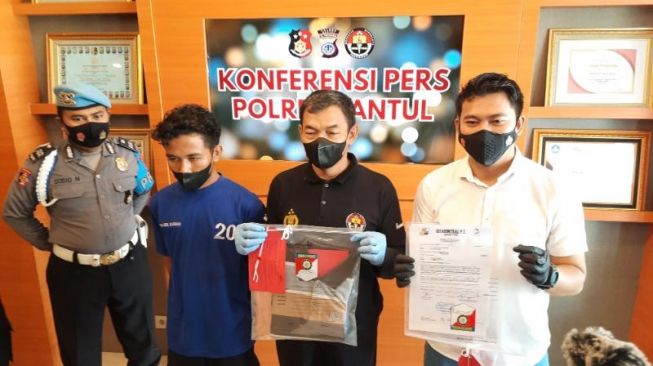 Jajaran polisi menunjukkan sejumlah barang bukti atas kasus penganiayaan yang melibatkan petugas PLN yang viral di media sosial saat Konferensi Pers di Mapolres Bantul, Minggu (6/2/2022). [Muhammad Ilham Baktora / SuaraJogja.id]