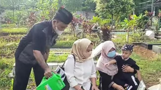 Pertama Kali, H Faisal Bawa Gala Sky Ziarah Makam Vanessa Angel