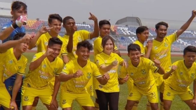 Potret Prilly Latuconsina Bareng Klub Bola Miliknya. (Instagram/prillylatuconsina96)