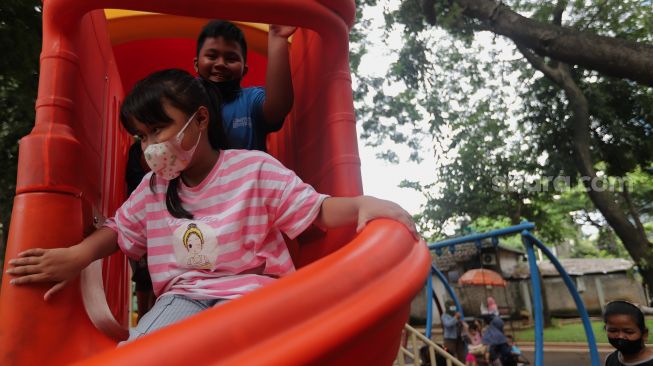 Sejumlah anak bermain di Taman Lapangan Banteng, Jakarta, Minggu (6/2/2022). [Suara.com/Angga Budhiyanto]