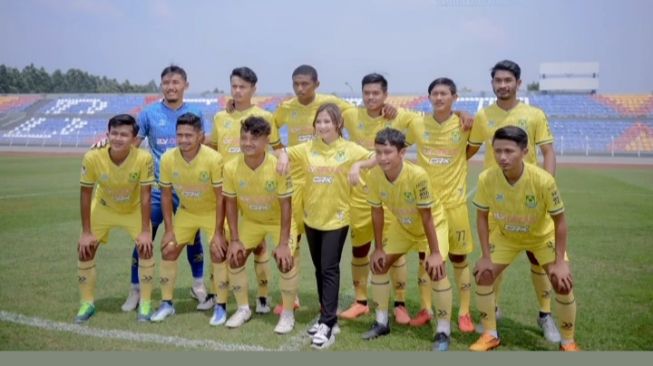 Potret Prilly Latuconsina Bareng Klub Bola Miliknya. (Instagram/prillylatuconsina96)