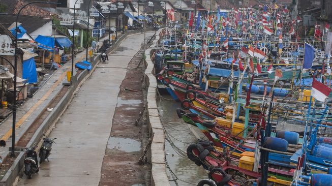 Sejumlah kapal nelayan yang bersandar saat tidak melaut di Teluk Labuan, Pandeglang, Banten, Minggu (6/2/2022).  ANTARA FOTO/Muhammad Bagus Khoirunas