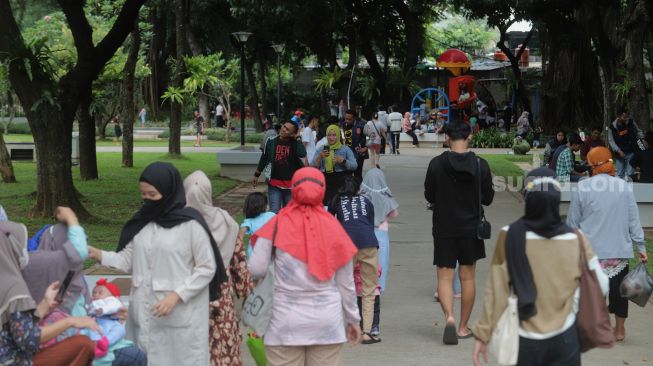 Sejumlah warga mengunjungi Taman Lapangan Banteng, Jakarta, Minggu (6/2/2022). [digitren.id/Angga Budhiyanto]