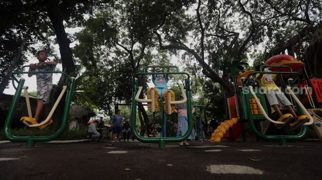 Sejumlah anak bermain di Taman Lapangan Banteng, Jakarta, Minggu (6/2/2022). [Suara.com/Angga Budhiyanto]