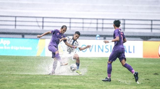 Tak Bisa Menurunkan Skuad Terbaiknya Karena COVID-19, Laga Persik Kediri dan PSIS Semarang Berakhir Imbang