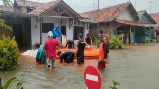 Rumahnya Terendam Banjir Karena Hujan Lebat, 105 Warga Pekalongan Mengungsi