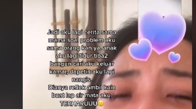 Anak Kasih Kain untuk Usap Air Mata Ibu Saat Menangis, Awalnya Haru Tapi Bentuknya Bikin Ngakak