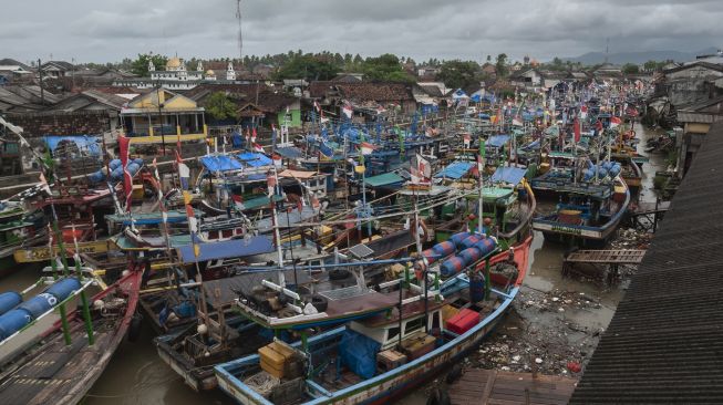 Sejumlah kapal nelayan yang bersandar saat tidak melaut di Teluk Labuan, Pandeglang, Banten, Minggu (6/2/2022).  ANTARA FOTO/Muhammad Bagus Khoirunas