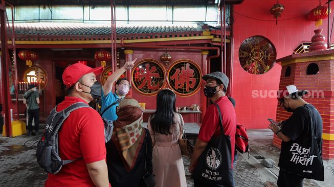 Peserta mengikuti Tur Pecinan Jakarta di Wihara Dharma Bhakti, Glodok, Jakarta, Minggu (6/2/2022). [Suara.com/Angga Budhiyanto]