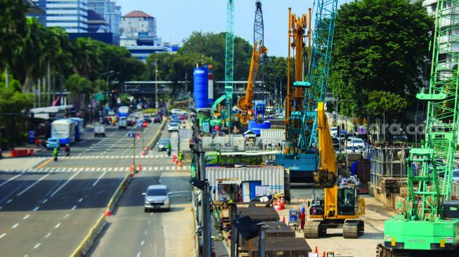 Suasana di Jalan simpang Thamrin - Kebon Sirih, Jakarta, Minggu (6/2). [Suara.com/Septian]